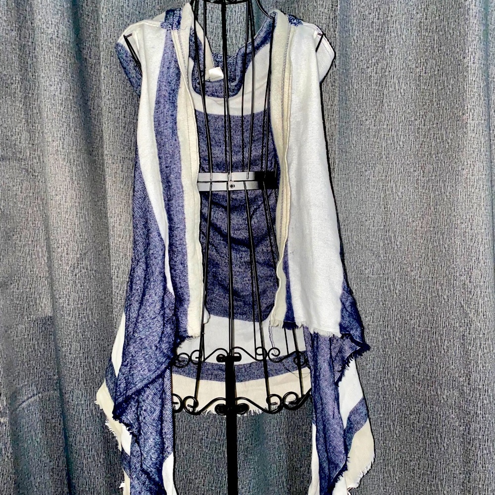 Hooded sleeveless cardigan